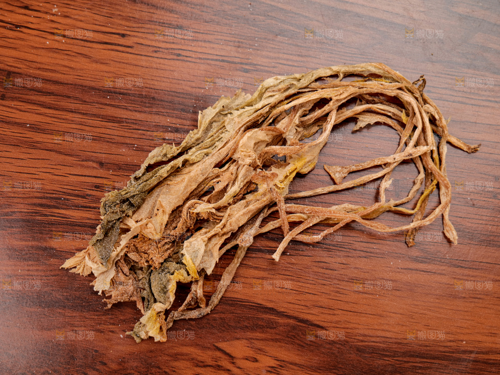 深底上的盐渍梅干菜