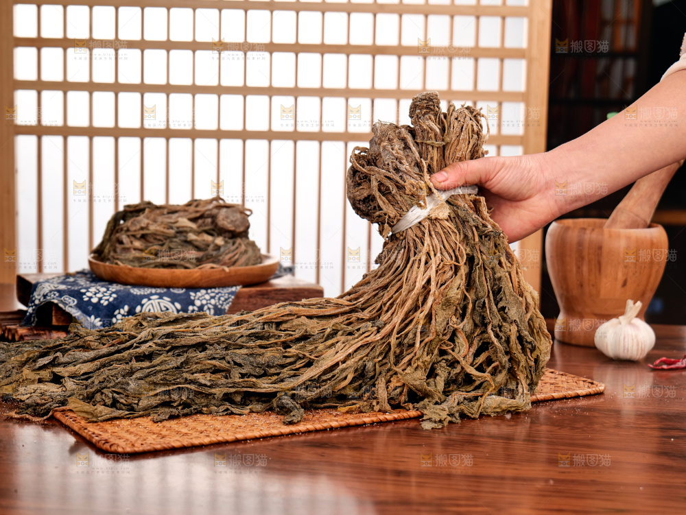 深底上的盐渍梅干菜