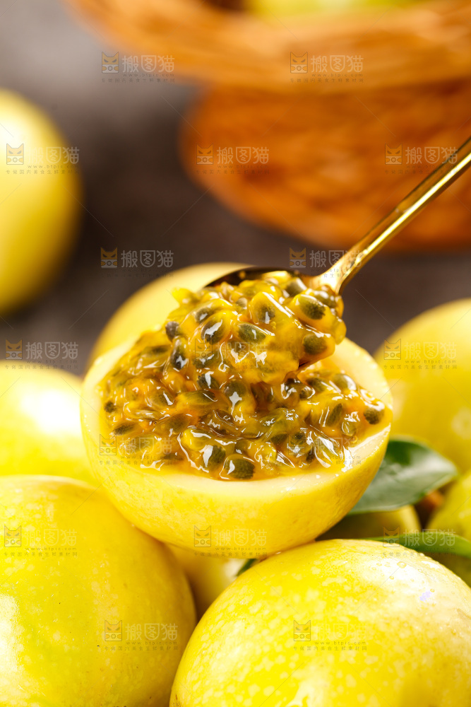 深底上的百香果