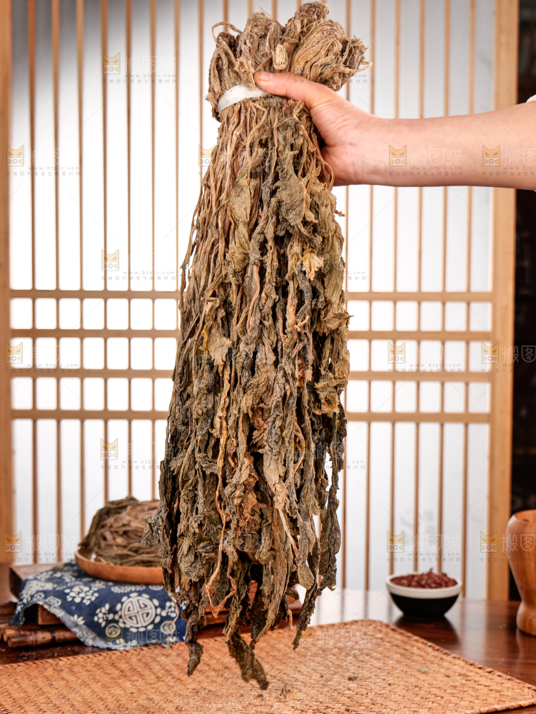 深底上的盐渍梅干菜