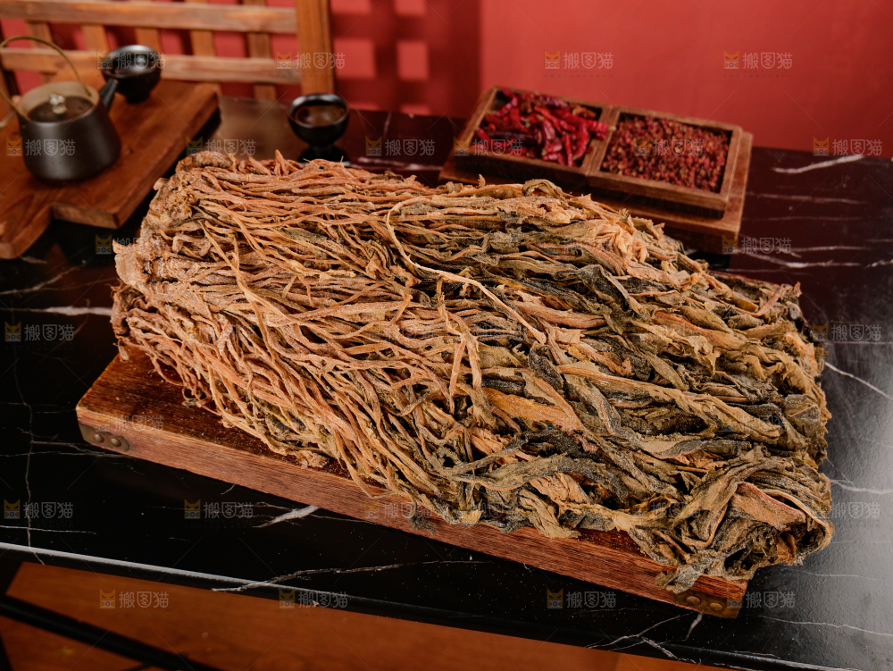 深底上的盐渍梅干菜