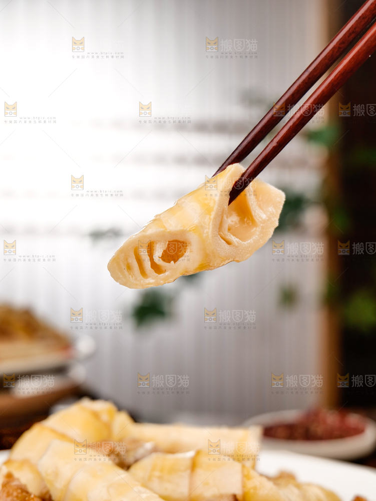 深底上的雷笋炖肉