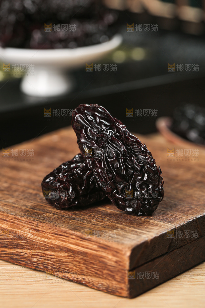木底上的黑晶枣