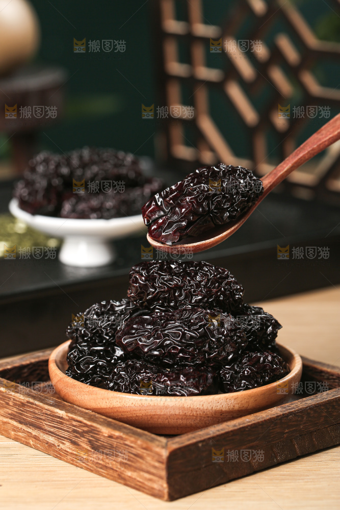 木底上的黑晶枣
