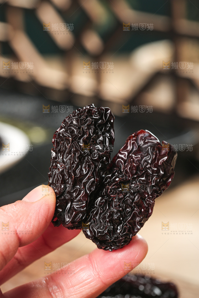 木底上的黑晶枣