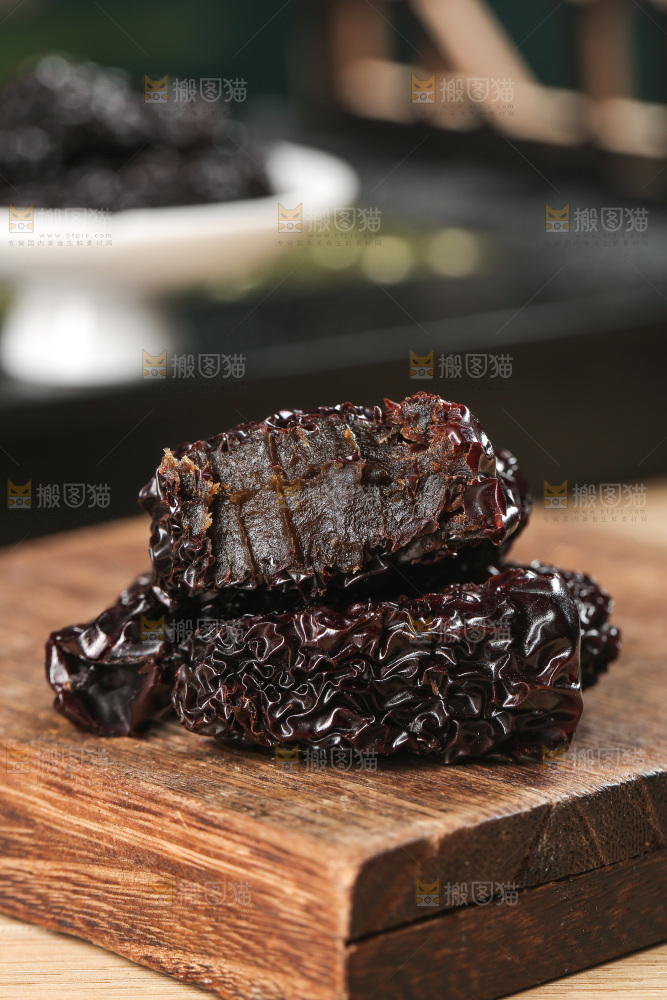 木底上的黑晶枣