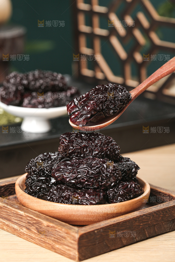 木底上的黑晶枣