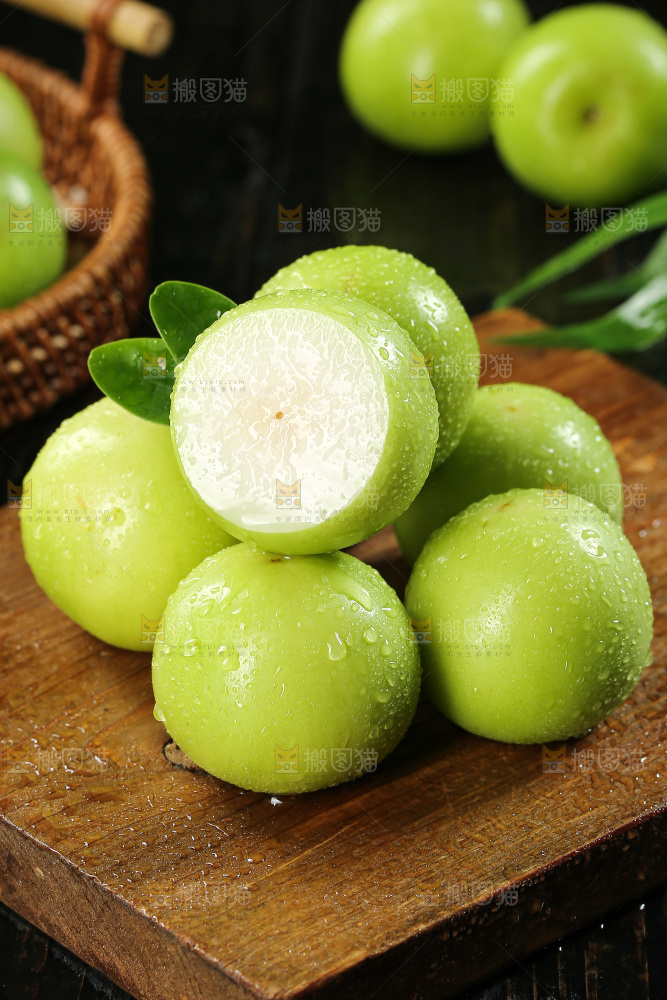 深底上的牛奶枣