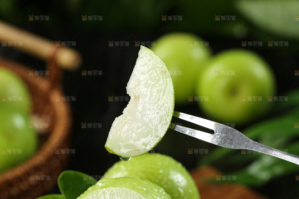 深底上的牛奶枣