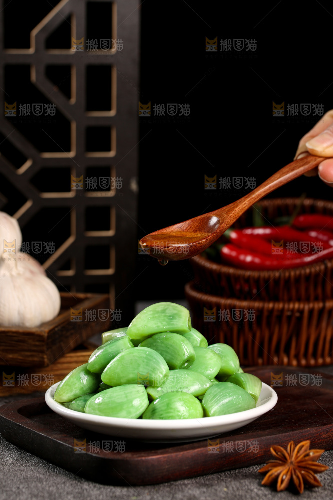 深底上的腊八蒜