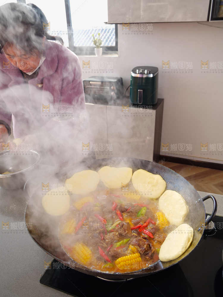 深底上的铁锅炖大鹅
