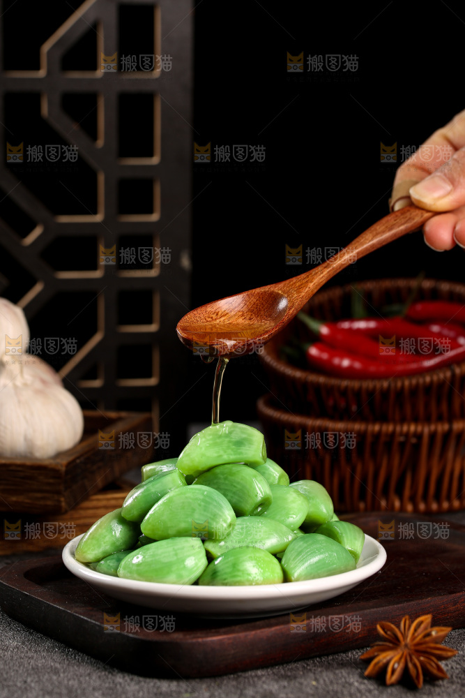 深底上的腊八蒜
