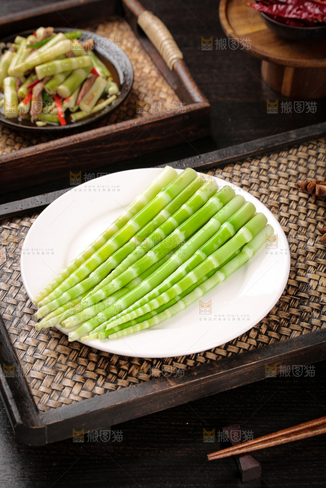 深底上的翡翠笋