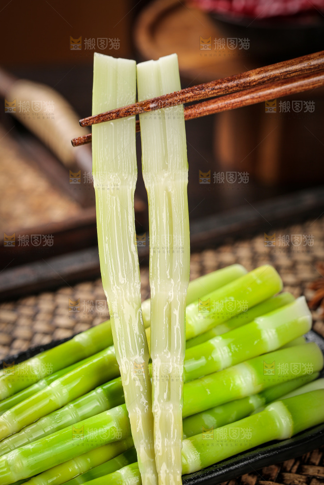 深底上的翡翠笋