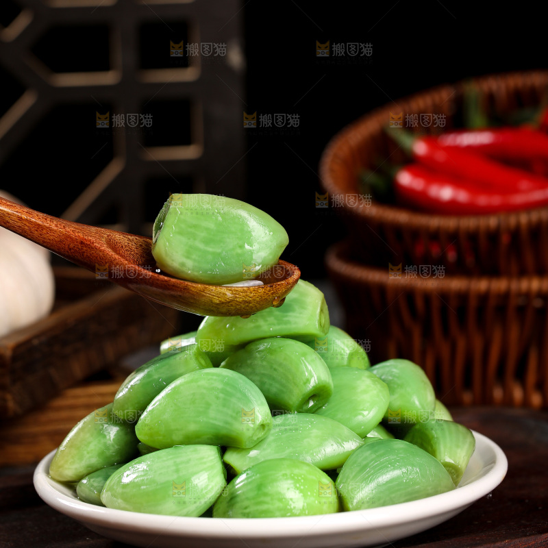 深底上的腊八蒜