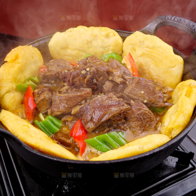 深底上的铁锅炖大鹅