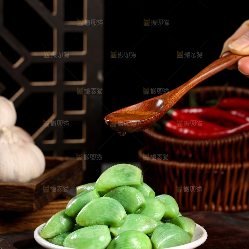 深底上的腊八蒜