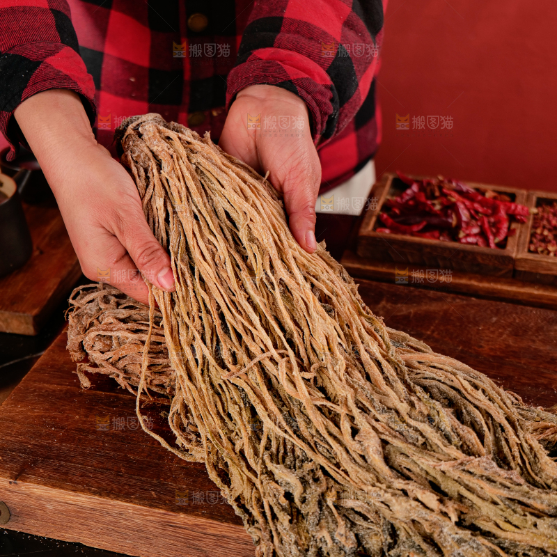 深底上的盐渍梅干菜