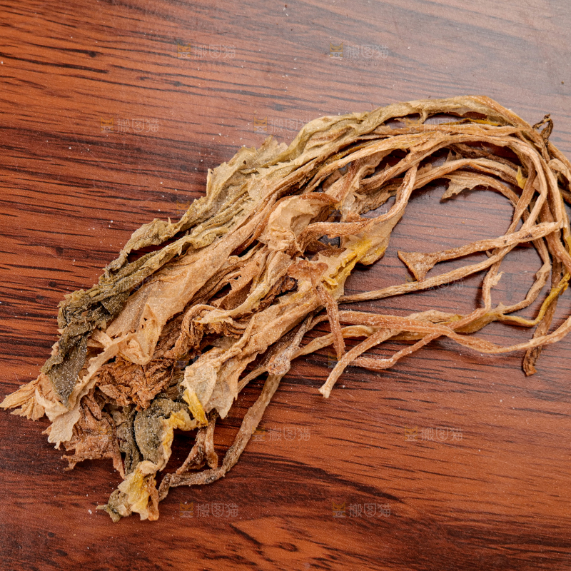 深底上的盐渍梅干菜