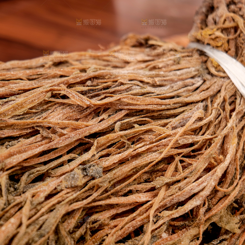 深底上的盐渍梅干菜