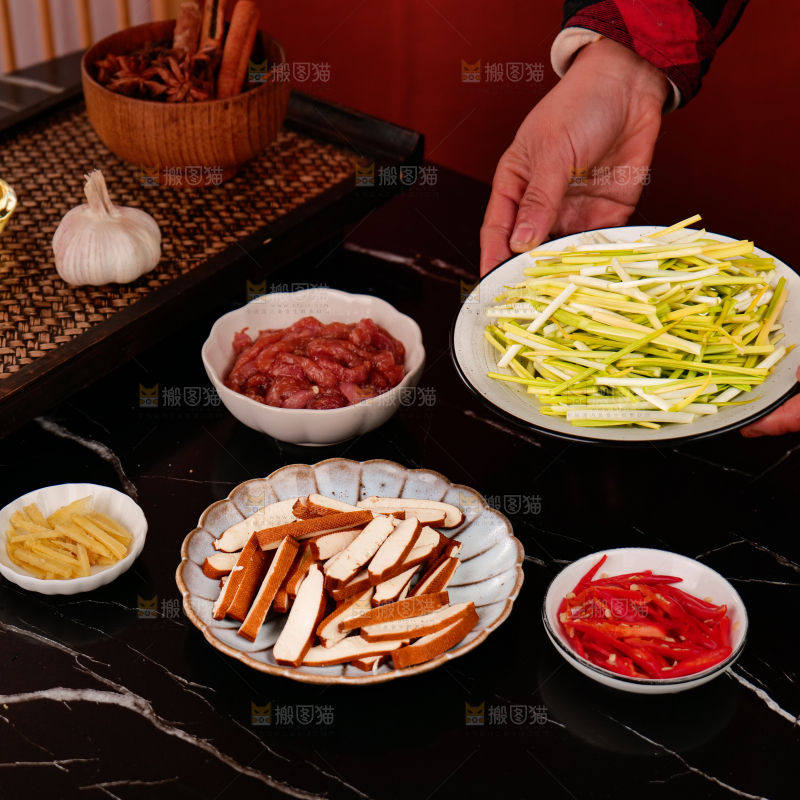 深底上韭黄菜品