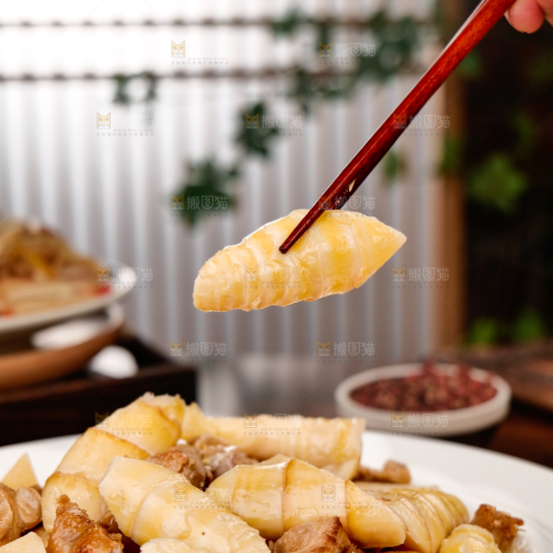深底上的雷笋炖肉