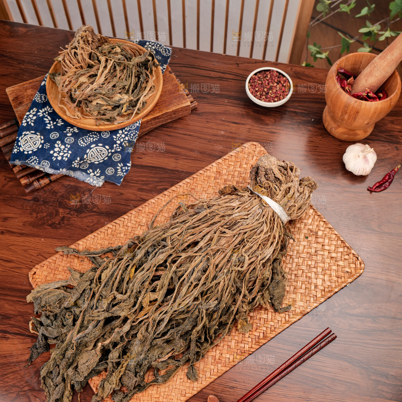 深底上的盐渍梅干菜