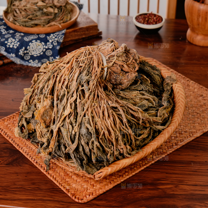 深底上的盐渍梅干菜