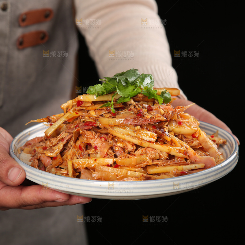 深底上的盐渍笋菜品