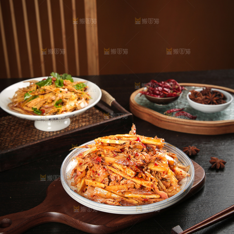 深底上的盐渍笋菜品