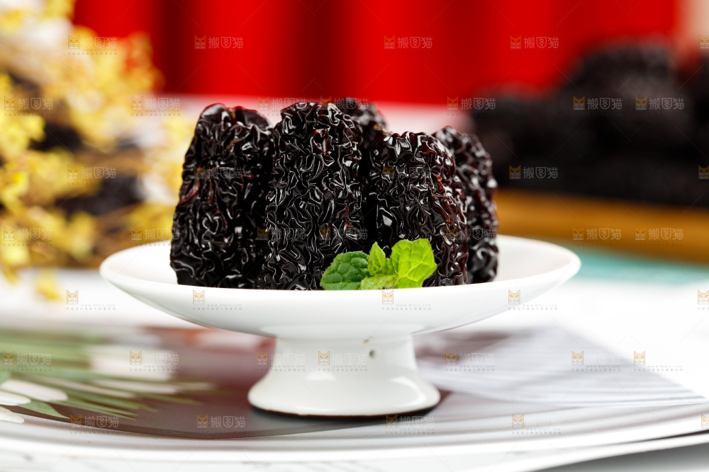 深底上的紫晶黑枣