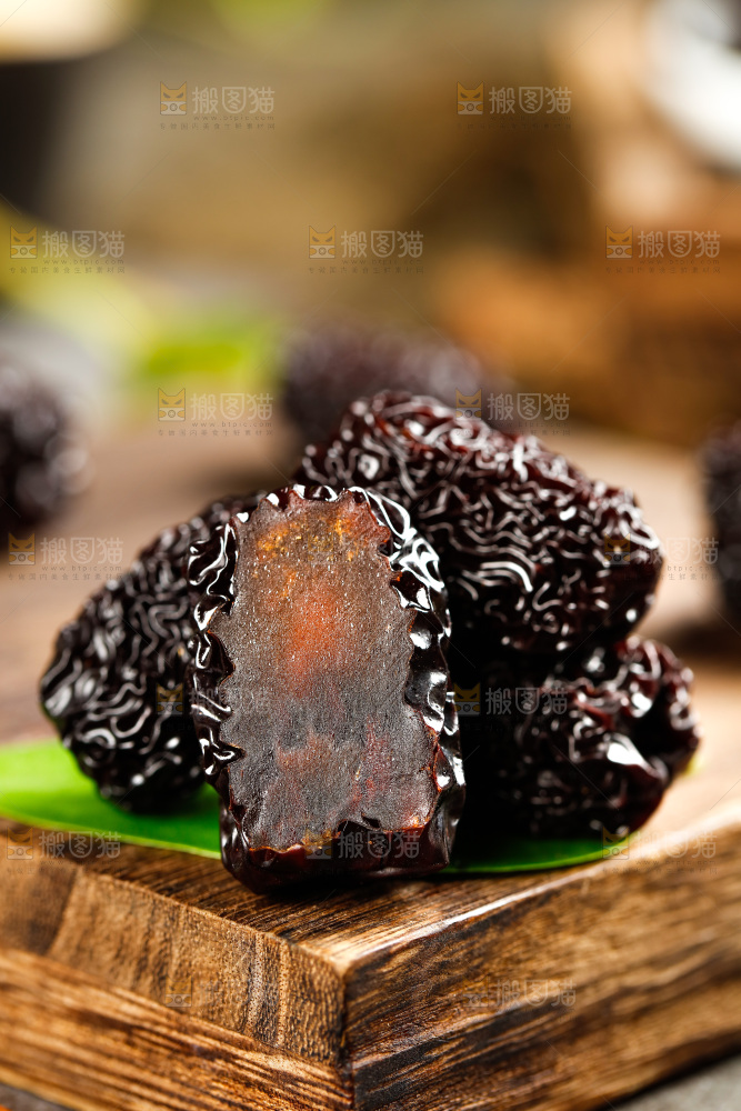 深底上的紫晶黑枣