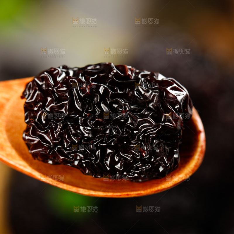 深底上的紫晶黑枣