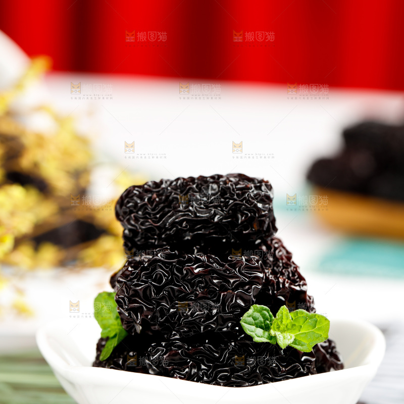 深底上的紫晶黑枣