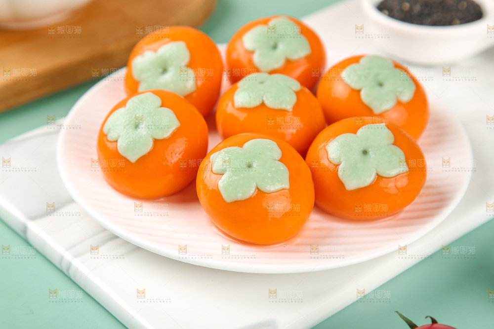 浅底上的柿子汤圆