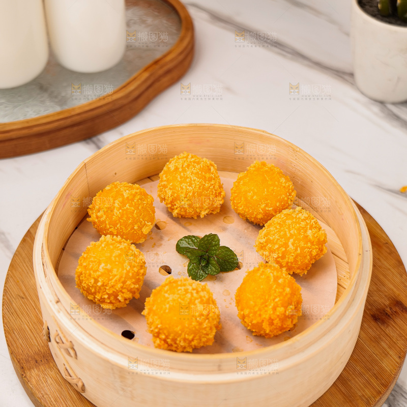 浅底上的炸汤圆