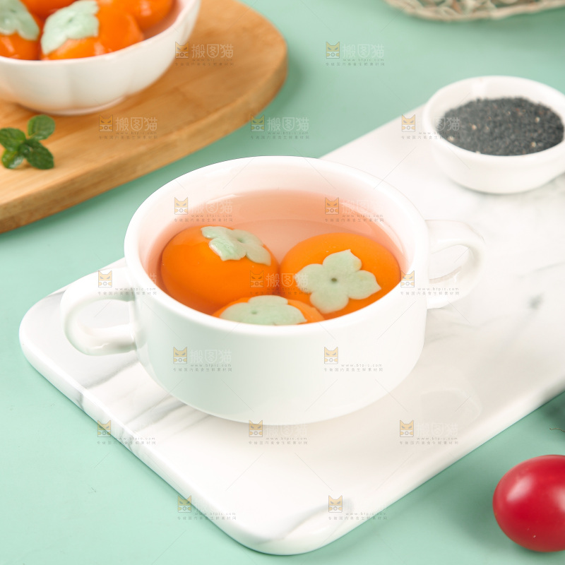 浅底上的柿子汤圆
