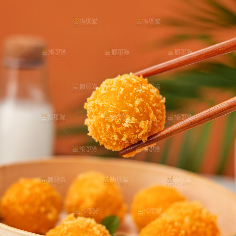 浅底上的炸汤圆