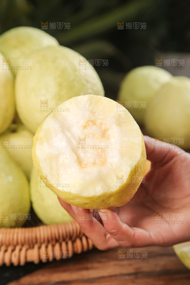 深底上的白心芭乐