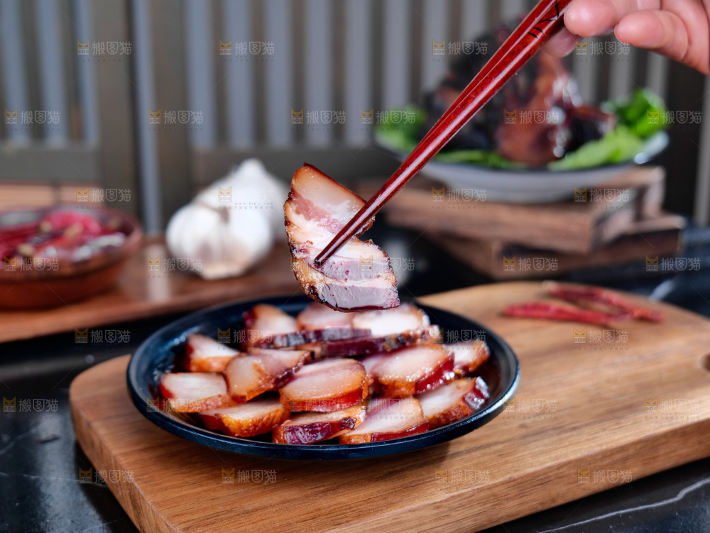 深底上的烟熏腊肉