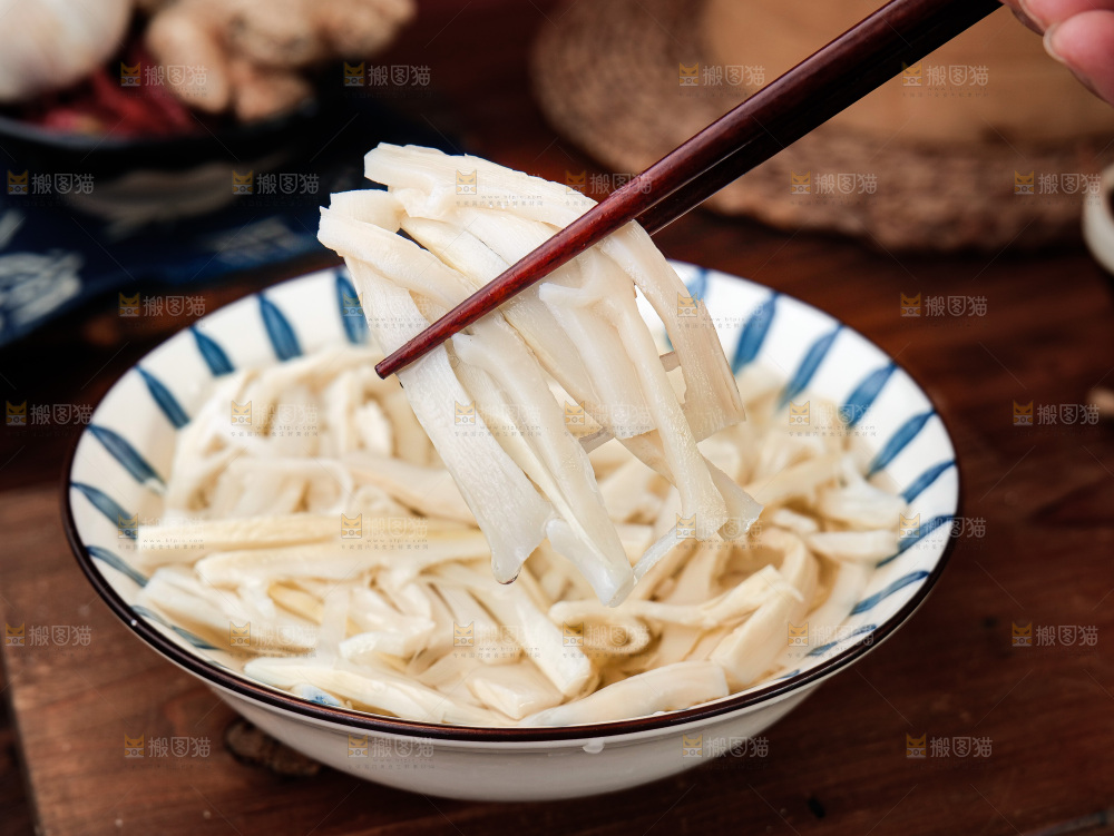 深底上的腌渍笋