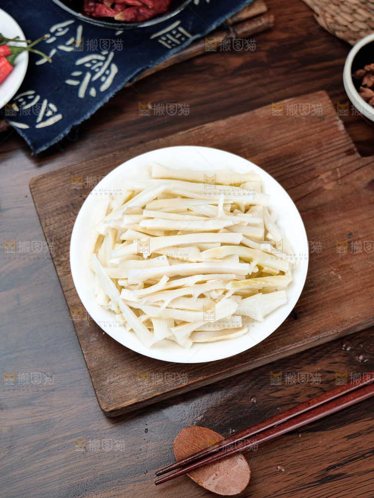 深底上的腌渍笋