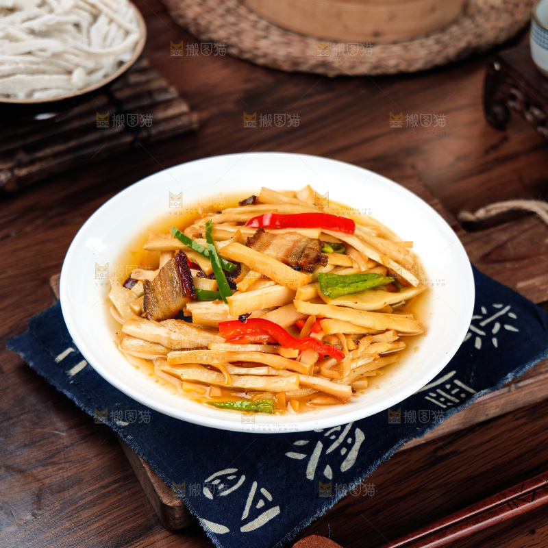 盘子里的笋炒腊肉