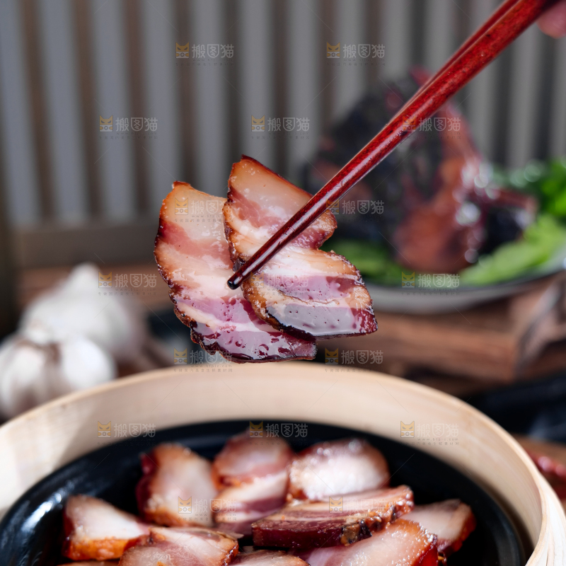 深底上的烟熏腊肉