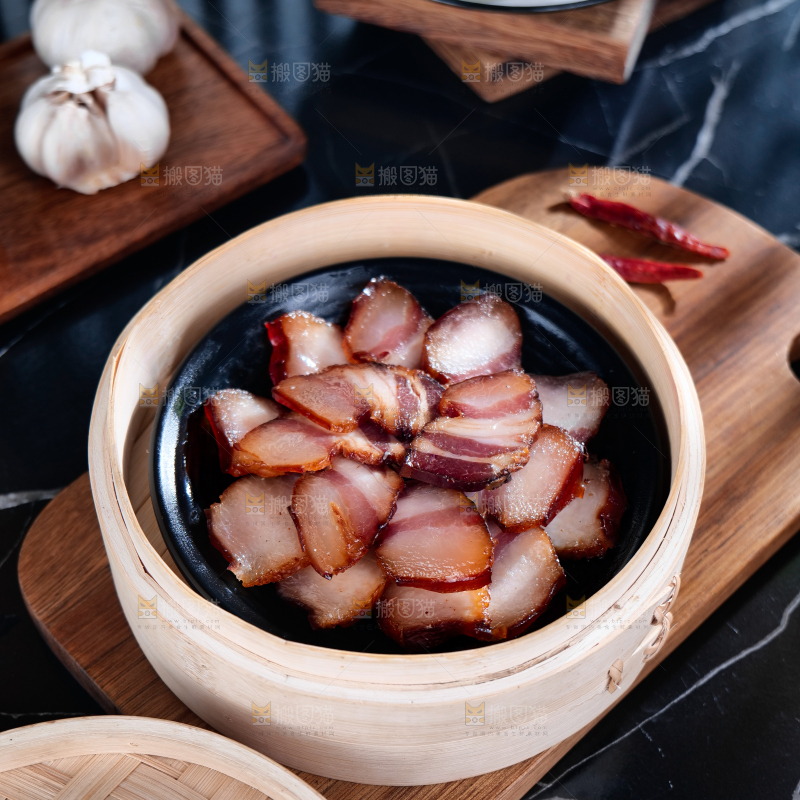 深底上的烟熏腊肉