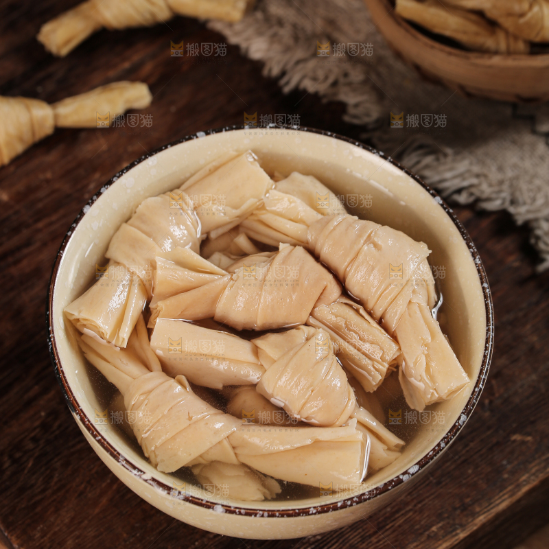 深底上的豆结