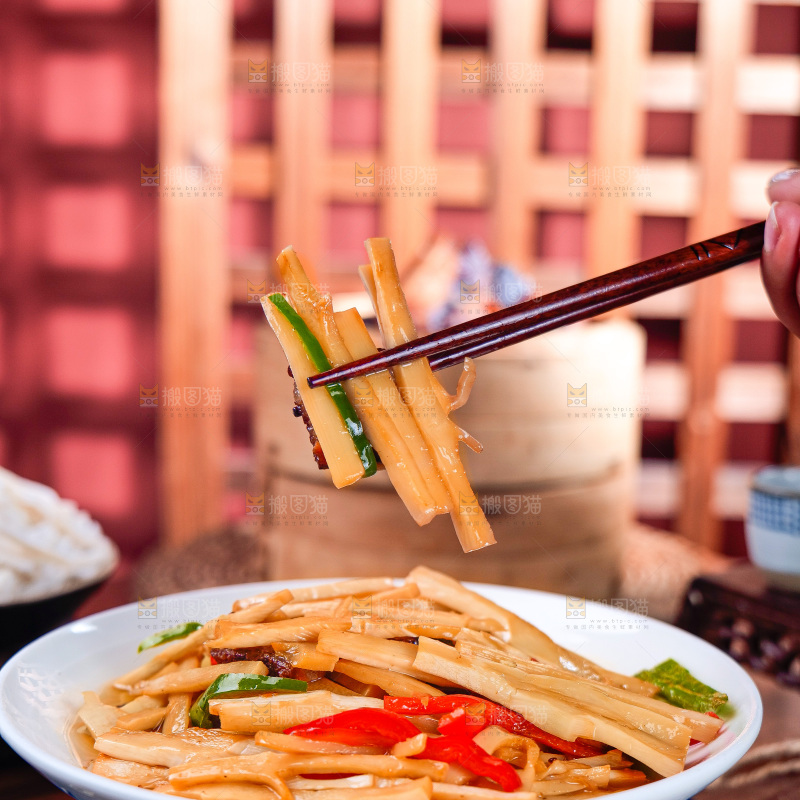 盘子里的笋炒腊肉