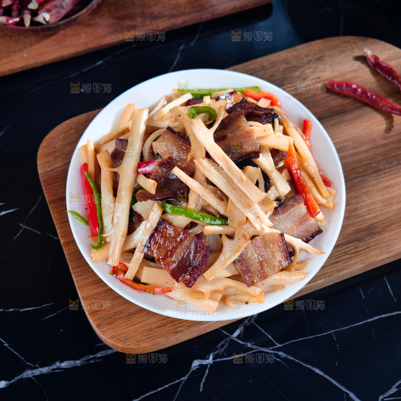 盘子里的腊肉炒笋