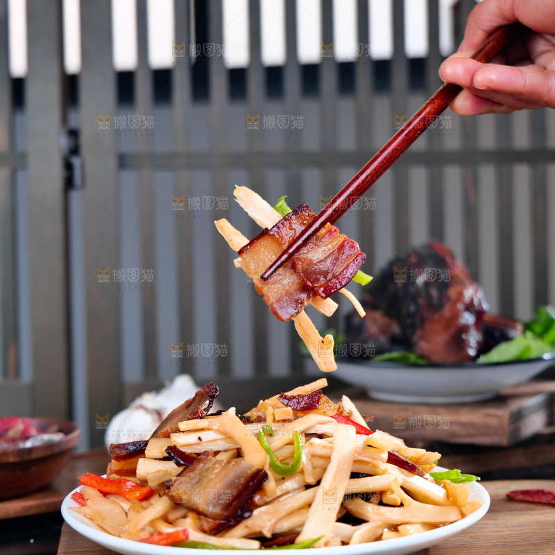 盘子里的腊肉炒笋