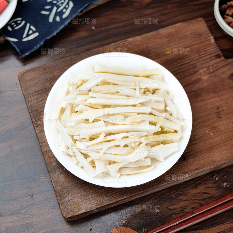 深底上的腌渍笋